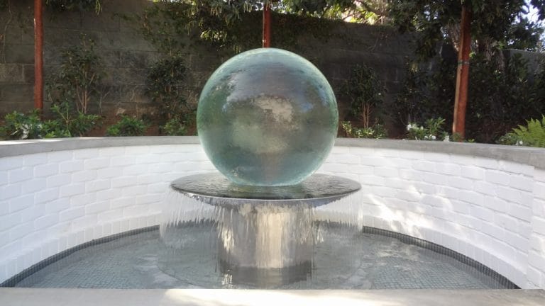 Garden in Los Angeles - Overflow fountain
